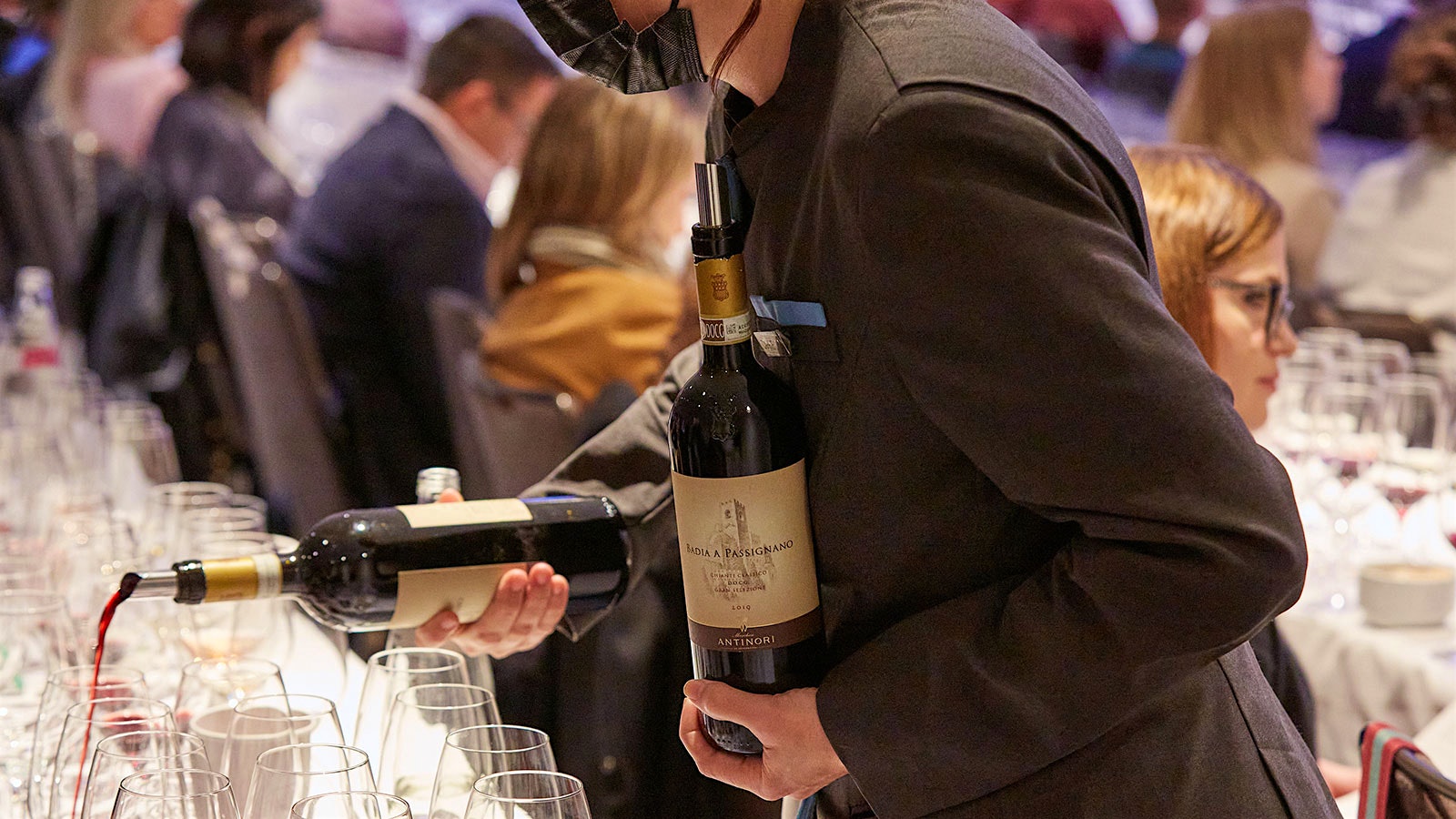 Server pouring a bottle of Antinori Chianti Classico Badia a Passignano Gran Selezione 2019 for a guest at the 2022 New York Wine Experience
